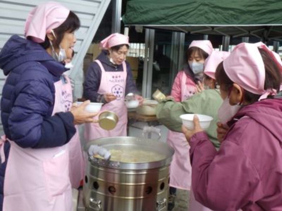 食生活改善推進員が豚汁を調理